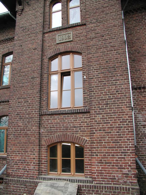 Neue Holzfenster für historische Hofanlage in Leverkusen
