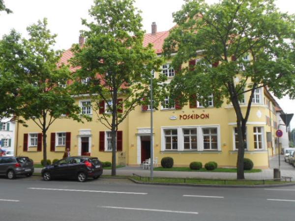 Siedlungsgebäude mit PaXretro58 Fenstern aus Eukalyptus in Erlangen