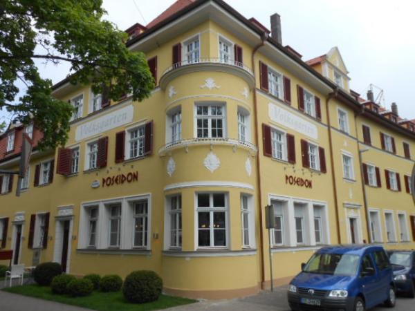 Siedlungsgebäude mit PaXretro58 Fenstern aus Eukalyptus in Erlangen Eckansicht