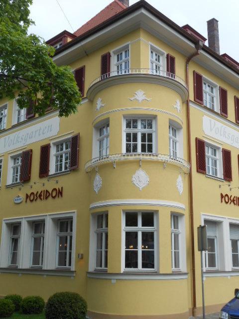 Siedlungsgebäude mit PaXretro58 Fenstern aus Eukalyptus in Erlangen Eckansicht nah