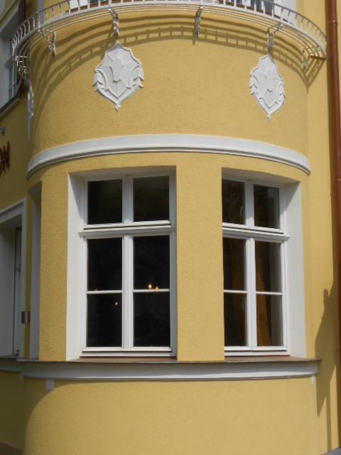 Siedlungsgebäude mit PaXretro58 Fenstern aus Eukalyptus in Erlangen 