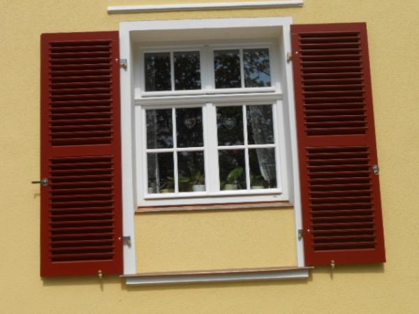 Siedlungsgebäude mit PaXretro58 Fenstern aus Eukalyptus in Erlangen Nahaufnahme