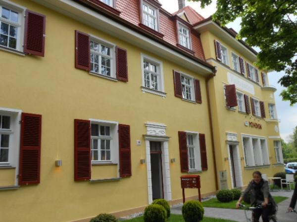Siedlungsgebäude mit PaXretro58 Fenstern aus Eukalyptus in Erlangen 