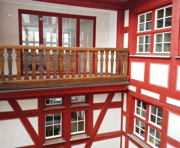 Ausgezeichnete Sanierung eines Fachwerkhauses mit PaXretro58 aus Kiefer in Ulm Innenhof