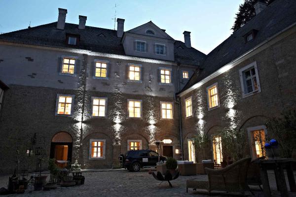 Denkmalgerechte PaXretro58 Fenster für Schloss Neueglofsheim in Thalmassing