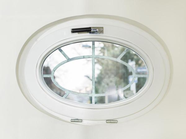 Innenansicht ovales Holzfenster mit Sprossen von PaX