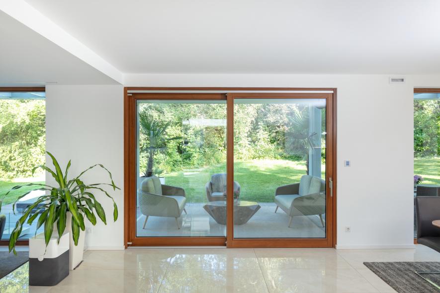 Hebe-Schiebe-Tür Holz mit Blick auf Terrasse