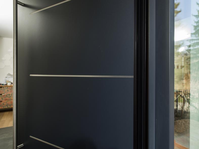 Anthrazitgraue Oberfläche einer PaXantrée Aluminium Haustür mit Edelstahl Lisenen