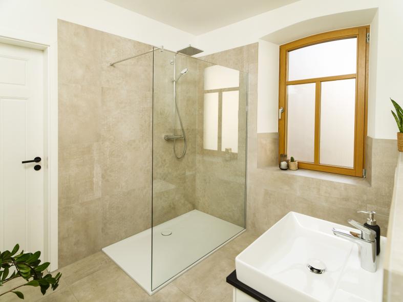 Holzfenster mit Dekorglas in Badezimmer