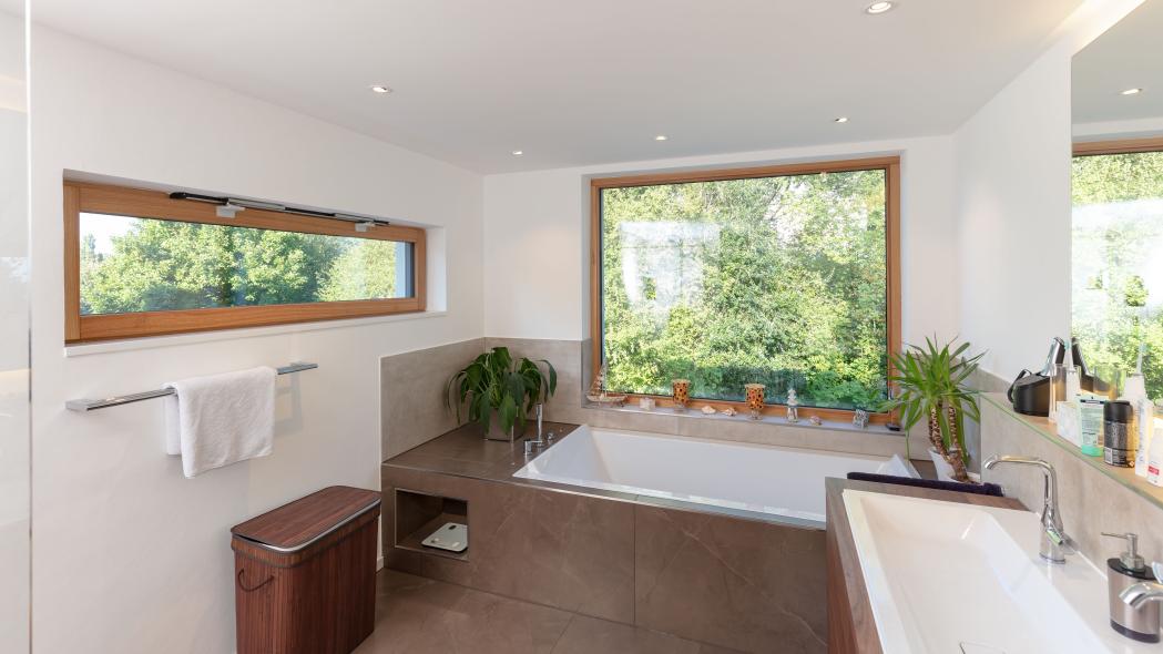 Kippfenster und Festverglasung im Bad