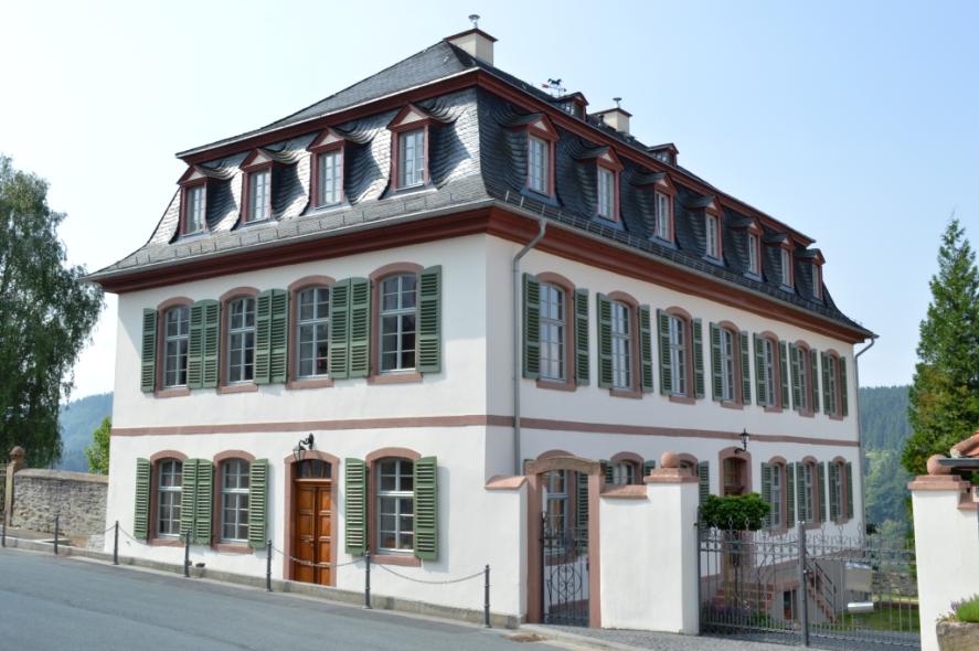 Neue PaXpur58 Holzfenster für das Bassenheimer Palais in Oberreifenberg Seitenansicht