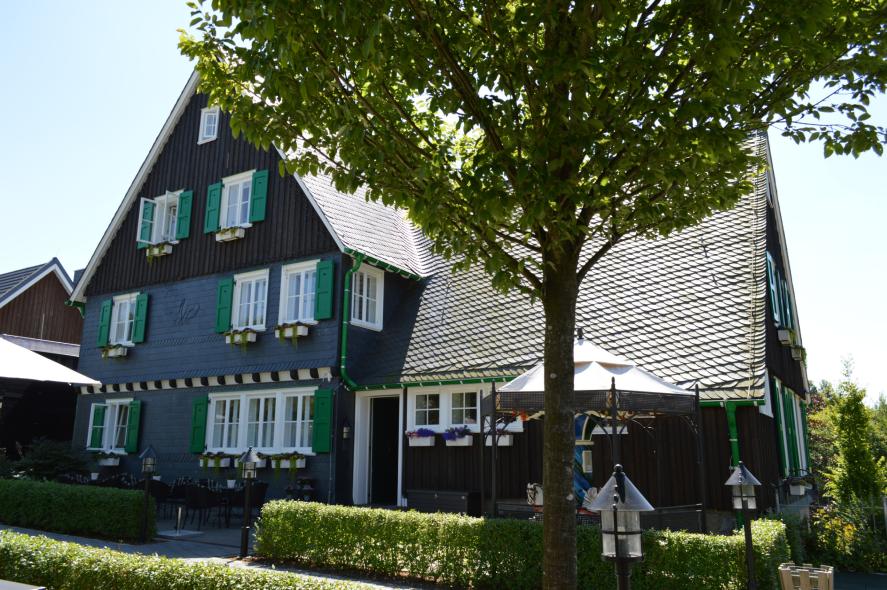 Bergisches Fachwerkgebäude mit PaXcontur68 aus Lärche in Wermelskirchen 