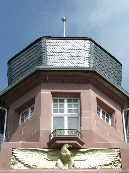 Denkmalfenster PaXretro68 aus Eukalyptus für ehemaliges Bankgebäude in Rüdesheim Nahaufnahme Turm