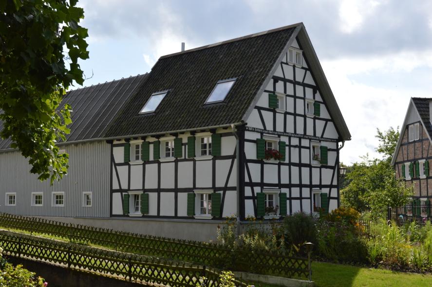 Fachwerkhaus aus 1697 mit PaXretro58 Fenster aus Kiefer in Bergisch Gladbach