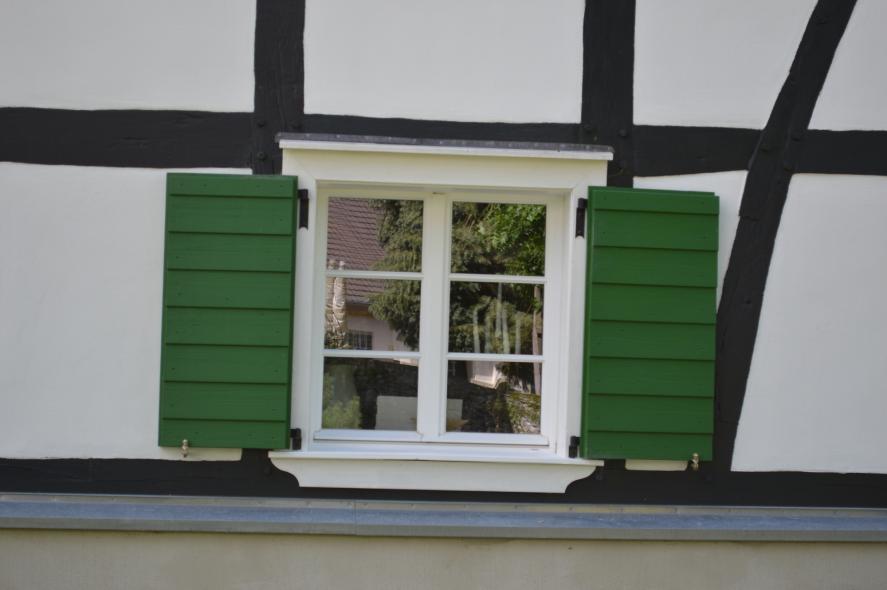Fachwerkhaus aus 1697 mit PaXretro58 Fenster aus Kiefer in Bergisch Gladbach Nahaufnahme