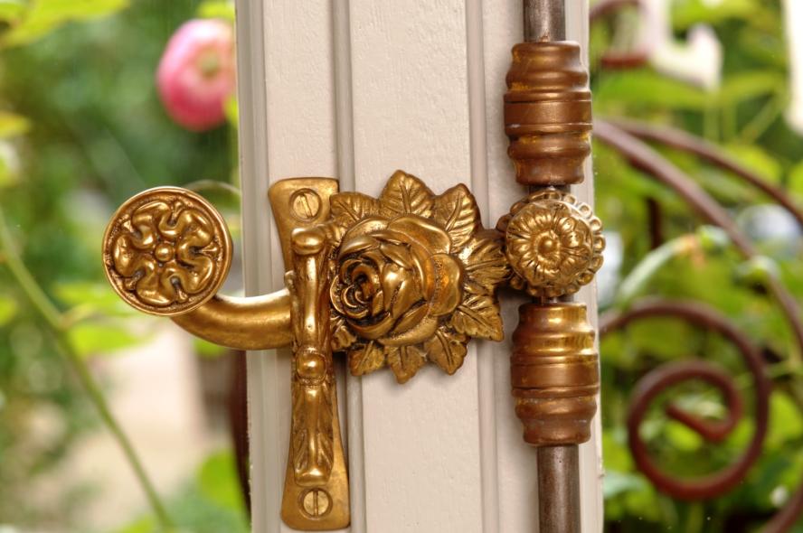 Klassische Kastenfenster im historischen Klosterhof in Uetersen Detailaufnahme