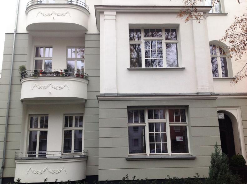 Jahrhundertwende Mehrfamilienhaus mit PaXcontur78 Fenstern aus Kiefer in Berlin