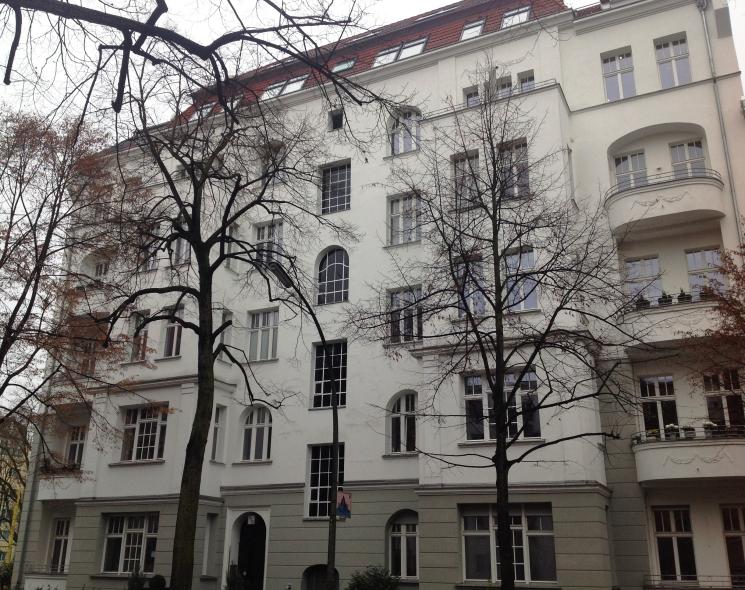 Jahrhundertwende Mehrfamilienhaus mit PaXcontur78 Fenstern aus Kiefer in Berlin