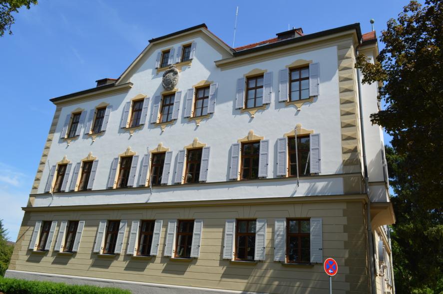 Landratsamt Bad Aibling mit PaXretro58 Fenstern aus Eukalyptus ausgestattet 