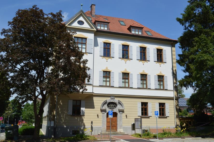 Landratsamt Bad Aibling mit PaXretro58 Fenstern aus Eukalyptus ausgestattet 