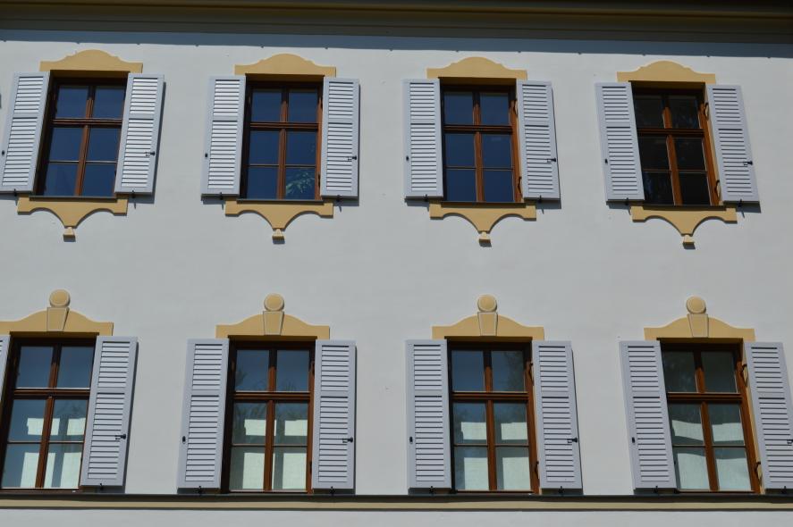 Landratsamt Bad Aibling mit PaXretro58 Fenstern aus Eukalyptus ausgestattet 