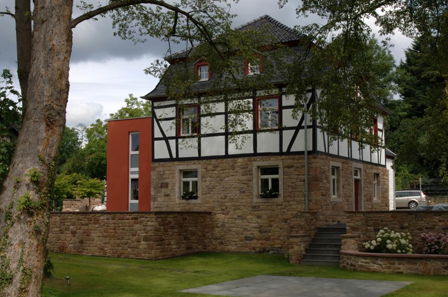 Installation von denkmalgerechten PaXretro58 Fenstern in altem Mühlengebäude in Kreuzau-Obermaubach