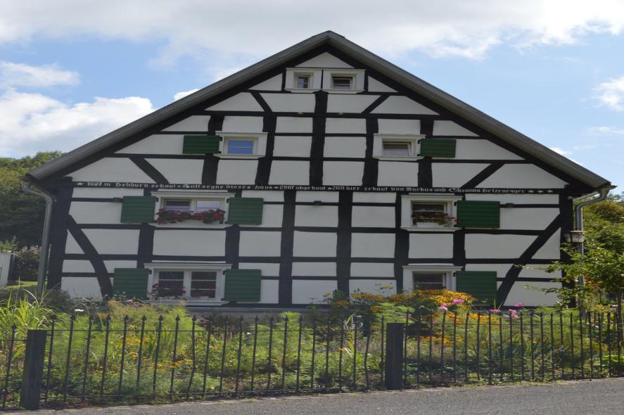 Fachwerkhaus aus 1697 mit PaXretro58 Fenster aus Kiefer in Bergisch Gladbach