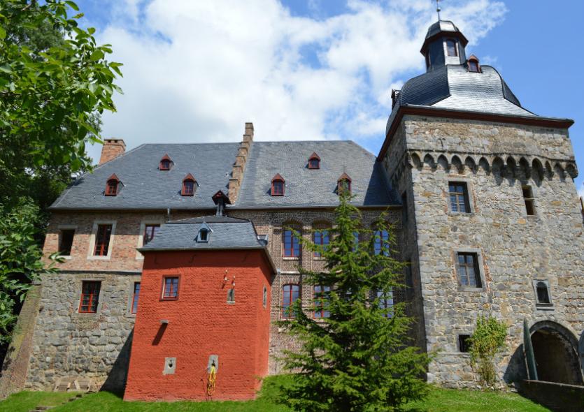PaXpur68 Fenster aus Eukalyptus für Schloss Liedberg in Korschenbroich