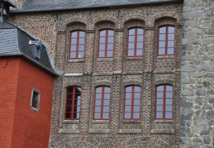 PaXpur68 Fenster aus Eukalyptus für Schloss Liedberg in Korschenbroich