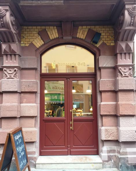 Stadthaus aus der Neorenaissance von 1898 mit PaXcontur68 aus Eukalyptus in Aschaffenburg Haustür