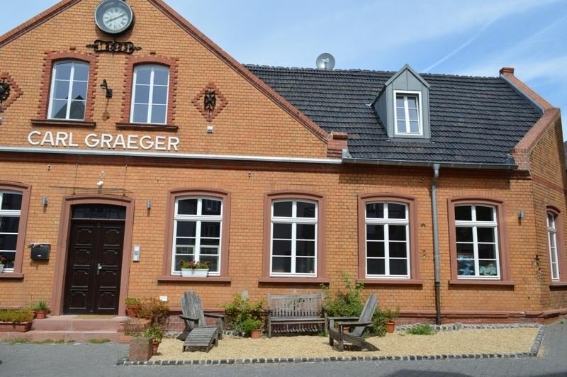 Neue PaXretro58 Fenster aus Eukalyptus und Eingangstür für Stadtpalais in Hochheim