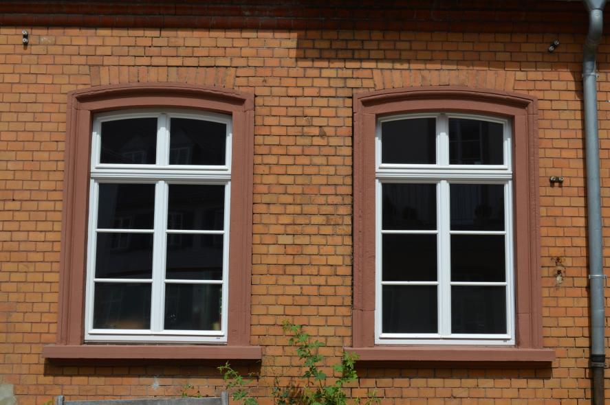 Neue PaXretro58 Fenster aus Eukalyptus und Eingangstür für Stadtpalais in Hochheim Nahaufnahme
