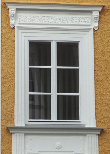 Barockes Stadthaus mit PaXretro58-Fenstern aus Eukalyptus in Schärding Nahaufnahme