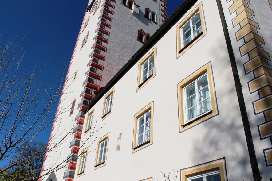 Ehemaliges Stadttor aus dem 15 Jhd. mit PaX Kastenfenstern aus Fichte in München