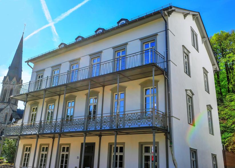 Rathaus Schlangenbad mit PaXretro78 aus Eukalyptus