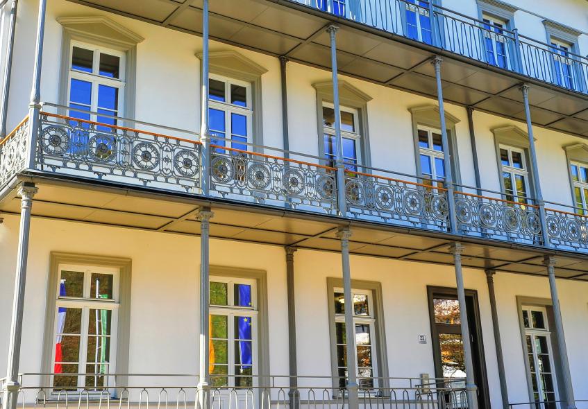 Rathaus Schlangenbad mit PaXretro78 aus Eukalyptus 