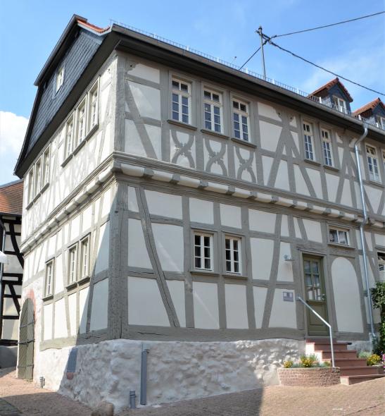 PaXpur58 Fenster aus Kiefer für ein Fachwerkhaus von 1656 in Hofheim
