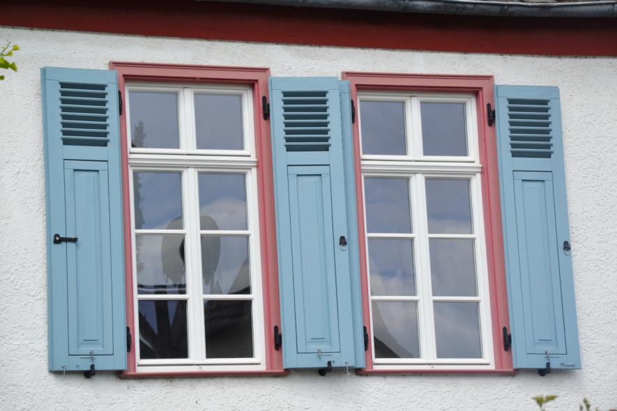 Denkmalschutzfenster PaXpur58 aus Eukalyptus in Oestrich-Winkel Nahaufnahme