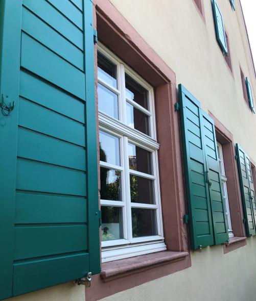 Gemeindehaus Opfingen aus dem Neoklassizismus mit PaXretro58 aus Kiefer Nahaufnahme