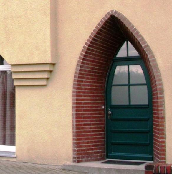 Holzhaustür in grün mit Spitzbogen in Bielefeld