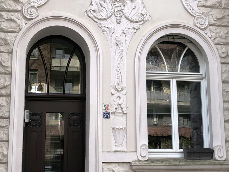PaXcontur68 aus Eukalyptus für gründerzeitliches Mehrfamilienhaus in Köln Nahaufnahme