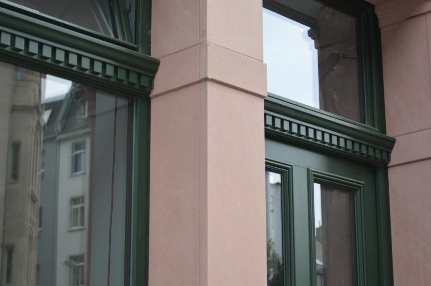 Holz-Haustüren in grün in Frankfurt am Main Nahaufnahme