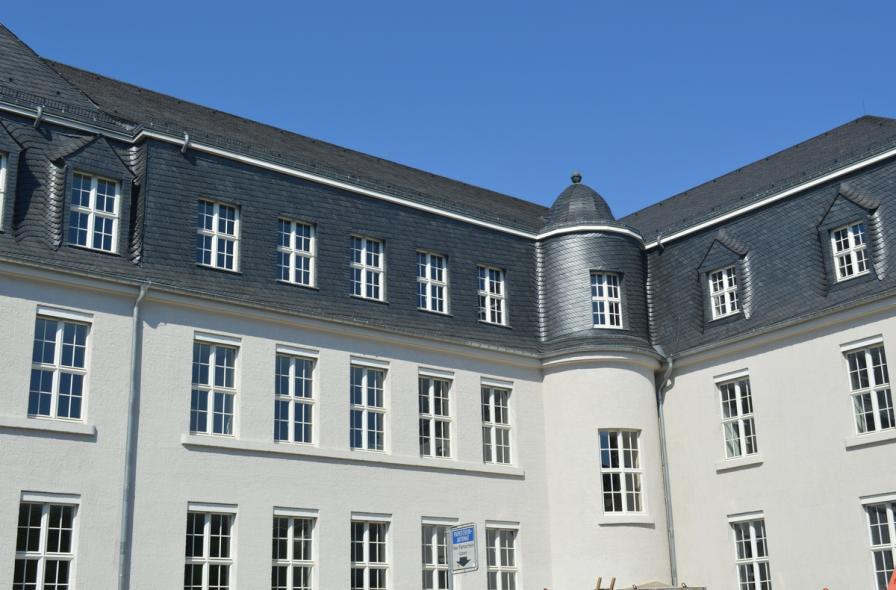 Jahrhundertwendeschule in Leverkusen mit PaXretro78 Fenstern aus Eukalyptus