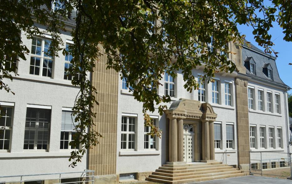 Jahrhundertwendeschule in Leverkusen mit PaXretro78 Fenstern aus Eukalyptus