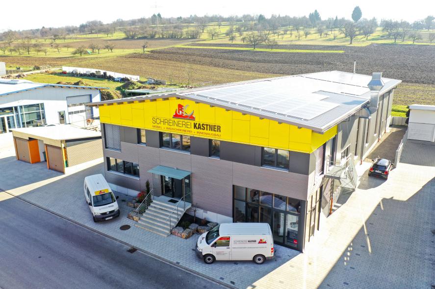 Schreinerei Kastner - Außenansicht von oben mit Bussen