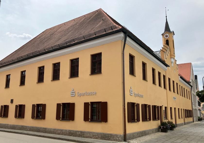 Kastenfenster aus Kiefer für das historische Rathaus in Hohenwart seitlich