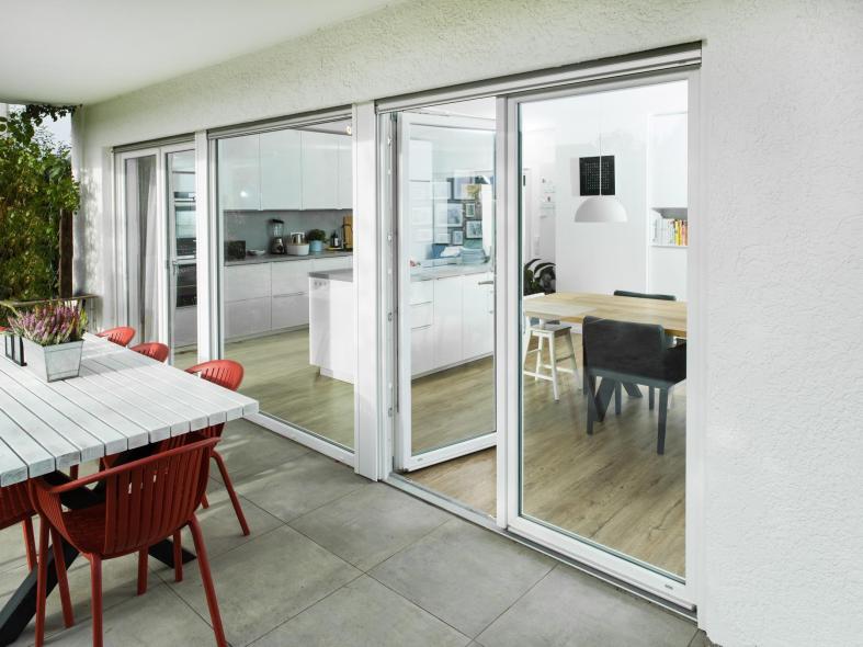 Bodentiefe Kunststofffenster mit Terrassentür zum Garten