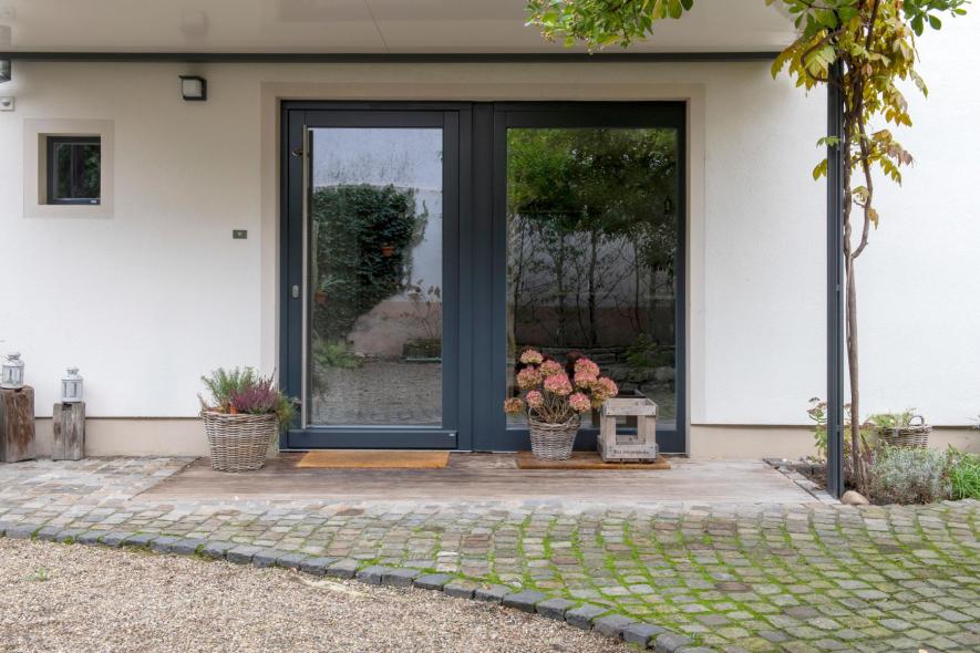 Holzhaustür anthrazit mit großem Glasanteil PaXpremium