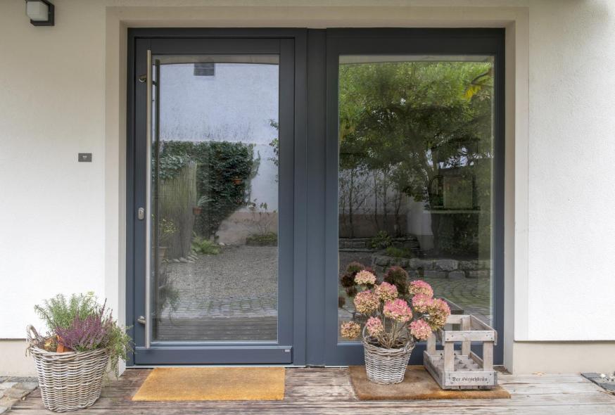 PaXpremium Holzhaustür mit großer Glasfläche in anthrazit mit Seitenteil