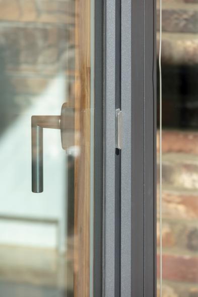 Außen Aluminium mit hochwetterfester Beschichtung im Farbton DB703